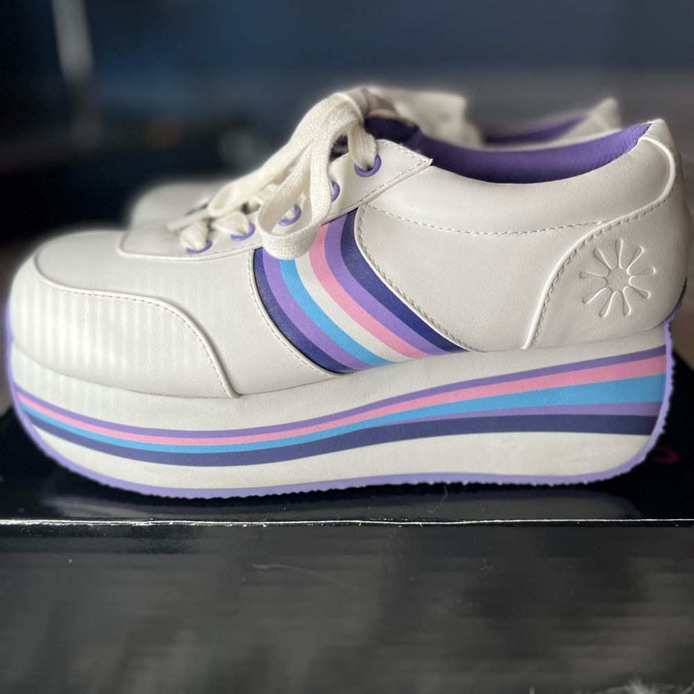 Delia’s Cool Tones Sneaker white/multi size 6 from Dollskill
